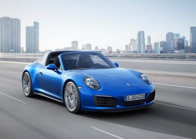 Mavi Porsche 911 Targa 4 açık tavan ön üç çeyrek görünümü