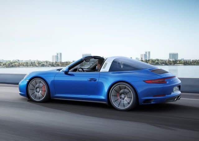 Mavi Porsche 911 Targa açık tavan arka üç çeyrek görünümü