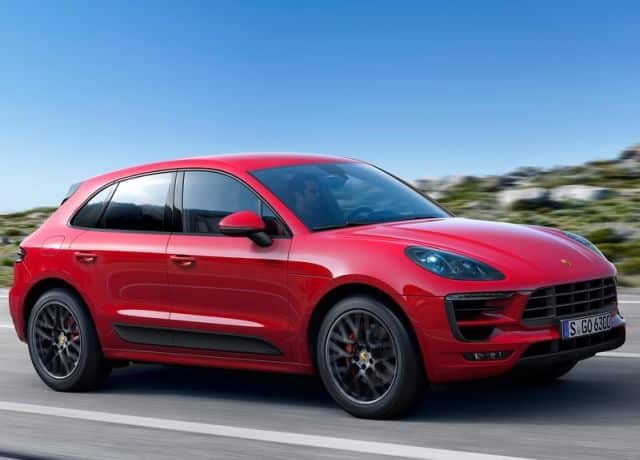 2017 Porsche Macan GTS kırmızı gövdeyle yolda