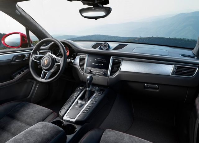 Porsche Macan GTS iç mekân direksiyon ve orta konsol