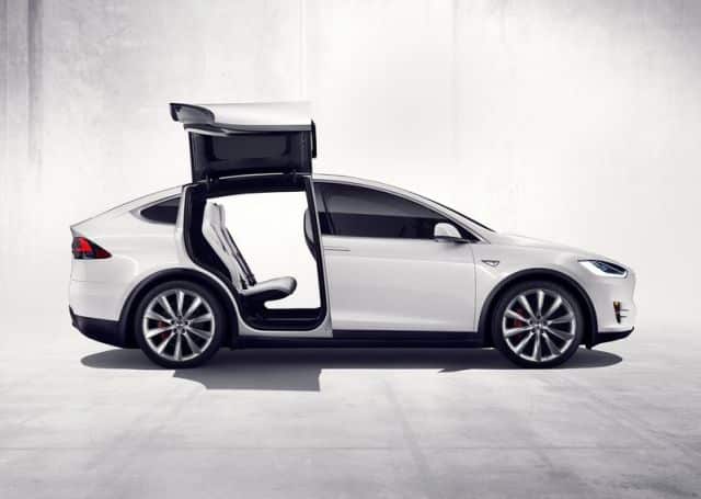 2017 Tesla Model X ön ve yan görünüm