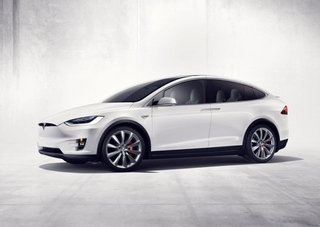 Tesla Model X Falcon Wing kapıları açık görünüm