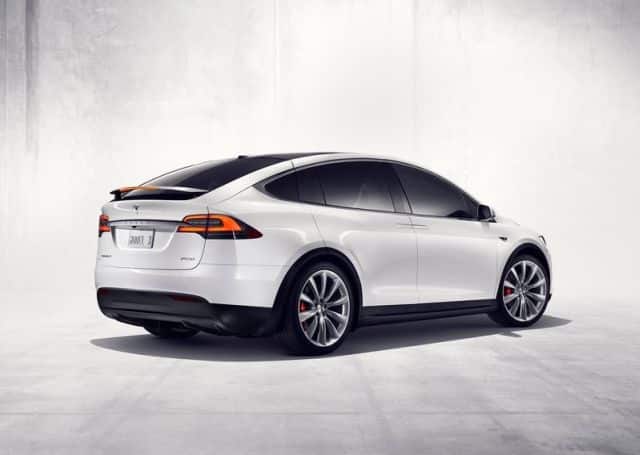 Tesla Model X yan profil ve arka kapı tasarımı