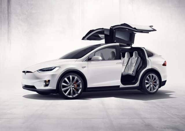 Tesla Model X iç mekan ön koltuklar ve gösterge alanı