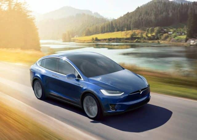 Tesla Model X kabin ve ikinci sıra koltuk görünümü