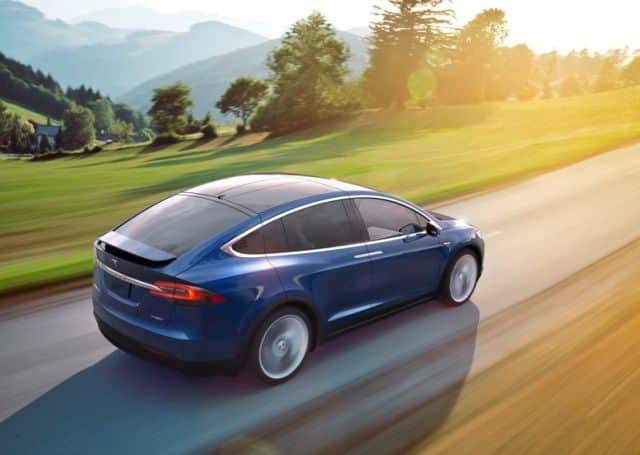 Tesla Model X arka görünüm ve gövde tasarımı