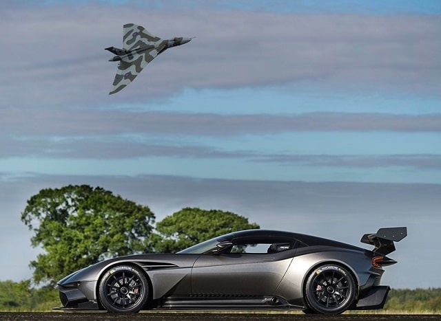 Aston Martin Vulcan yarış pisti odaklı gövde detayları