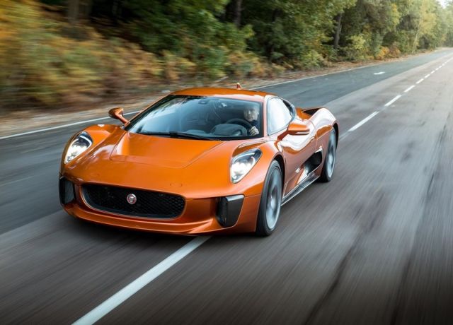 Jaguar C-X75 film otomobili gövde detayları