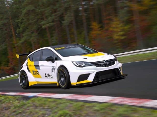 Astra TCR yarış otomobili görünümü