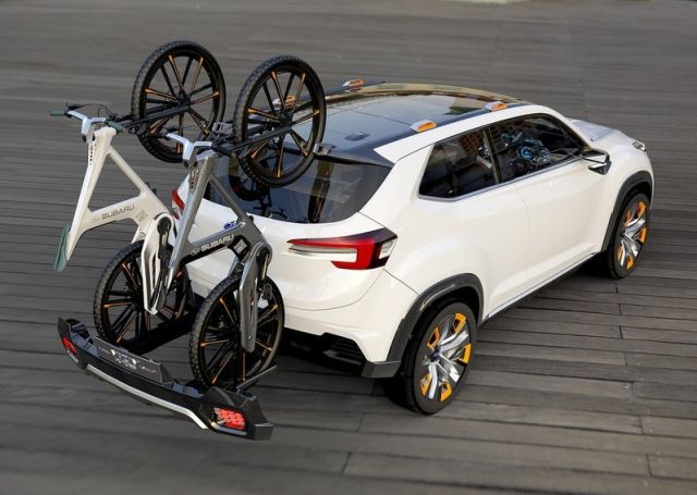 Subaru VIZIV Future konsepti bisiklet taşıyıcılı arka görünümü