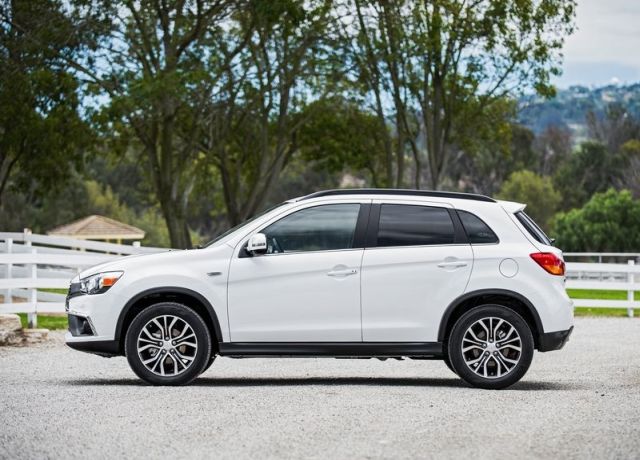 Mitsubishi Outlander Sport kompakt crossover gövdesi