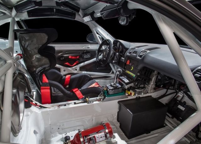 Porsche Cayman GT4 Clubsport yarış otomobili arka görünüm