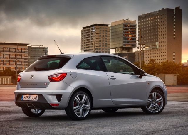 SEAT Ibiza Cupra ön üç çeyrek görünüm