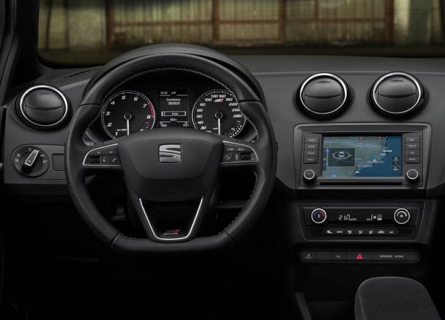 SEAT Ibiza Cupra direksiyon ve gösterge paneli
