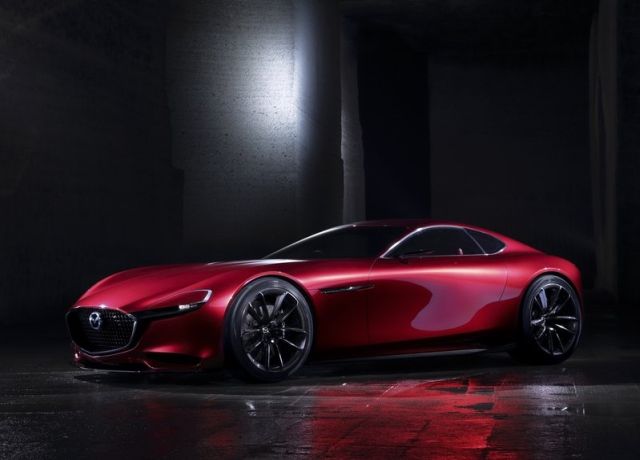Mazda RX-VISION kırmızı konsept otomobil ön üç çeyrek görünüm