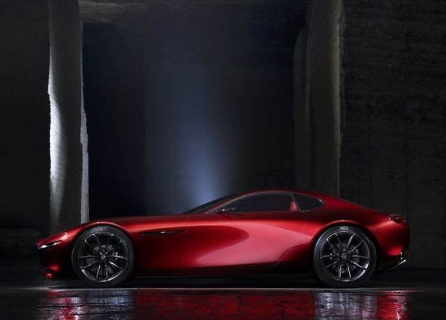 Mazda RX-VISION kırmızı konsept otomobil yan profil