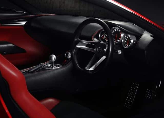 Mazda RX-VISION konsept otomobil kokpit ve manuel vites görünümü