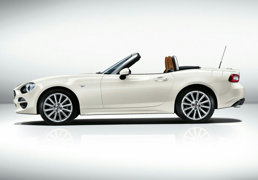 124 Spider beyaz gövde açık tavan yan profili