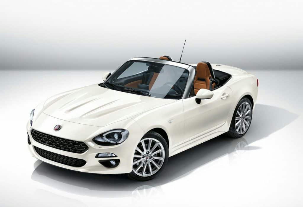 Fiat 124 Spider beyaz gövde ön üç çeyrek görünümü