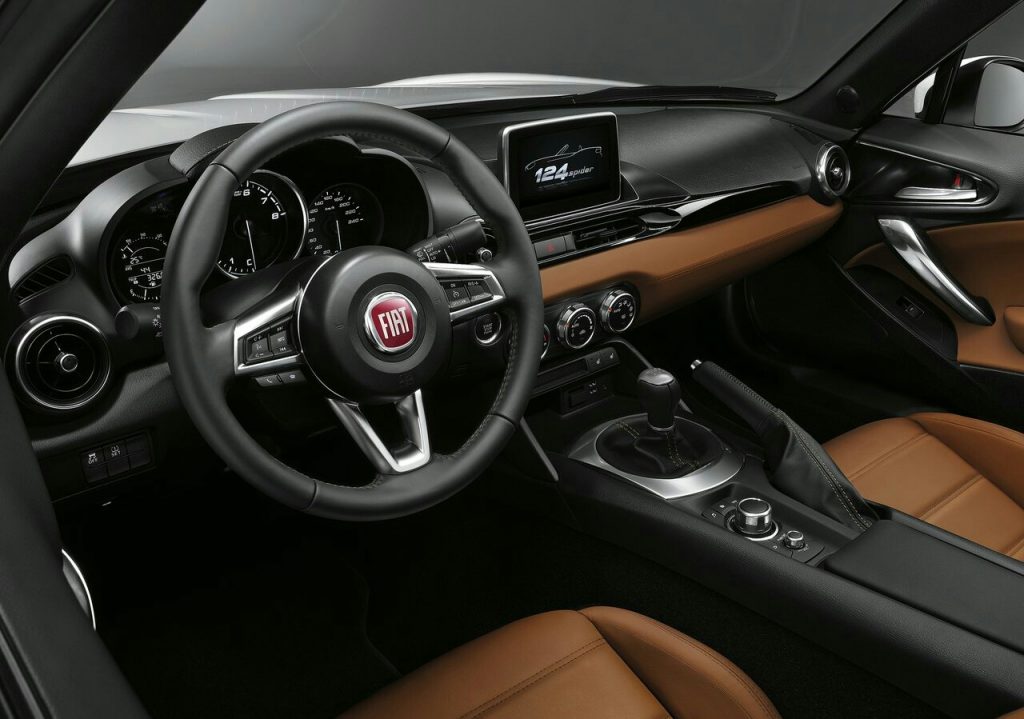 124 Spider kahverengi deri koltuklu kokpit ve manuel vites