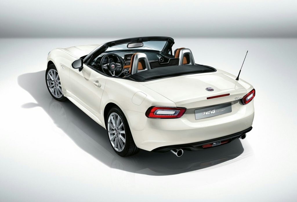 124 Spider beyaz gövde arka üç çeyrek görünümü