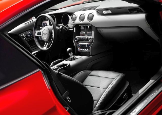 Ford Mustang GT iç mekan görünümü