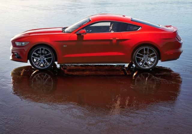 Ford Mustang GT fastback yan görünüm