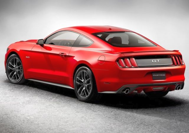 Ford Mustang GT arka üç çeyrek görünüm