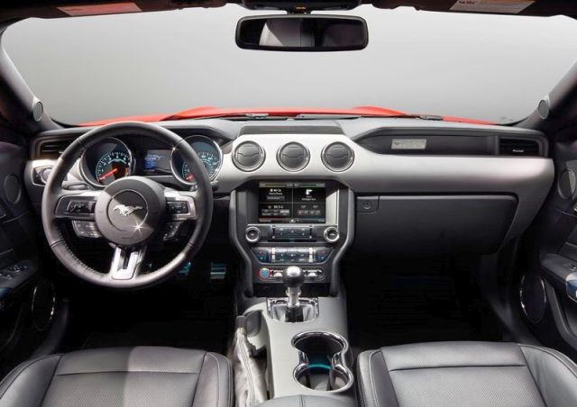 Ford Mustang GT direksiyon ve gösterge paneli
