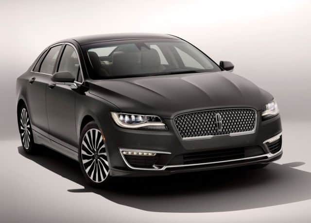 Lincoln MKZ koyu gövde ön üç çeyrek görünümü