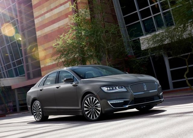 Lincoln MKZ şehir ortamında ön üç çeyrek görünümü