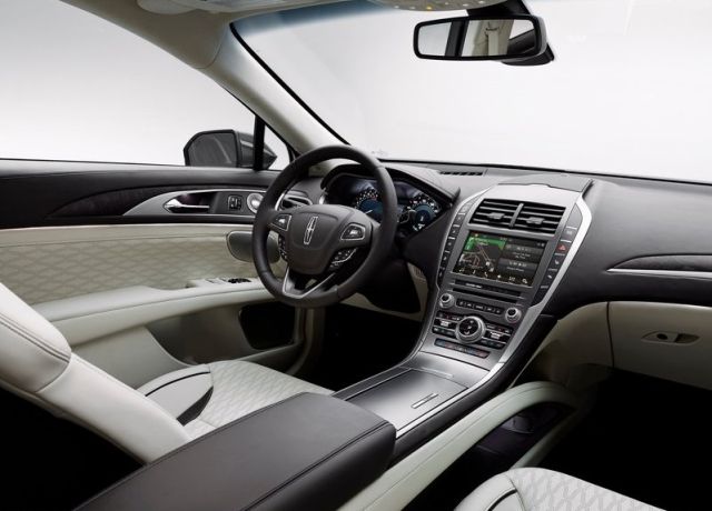 Lincoln MKZ açık renk deri kabin ve kokpit