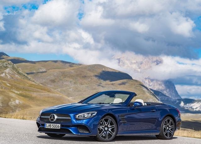 Mercedes-Benz SL açık tavanlı yan görünüm