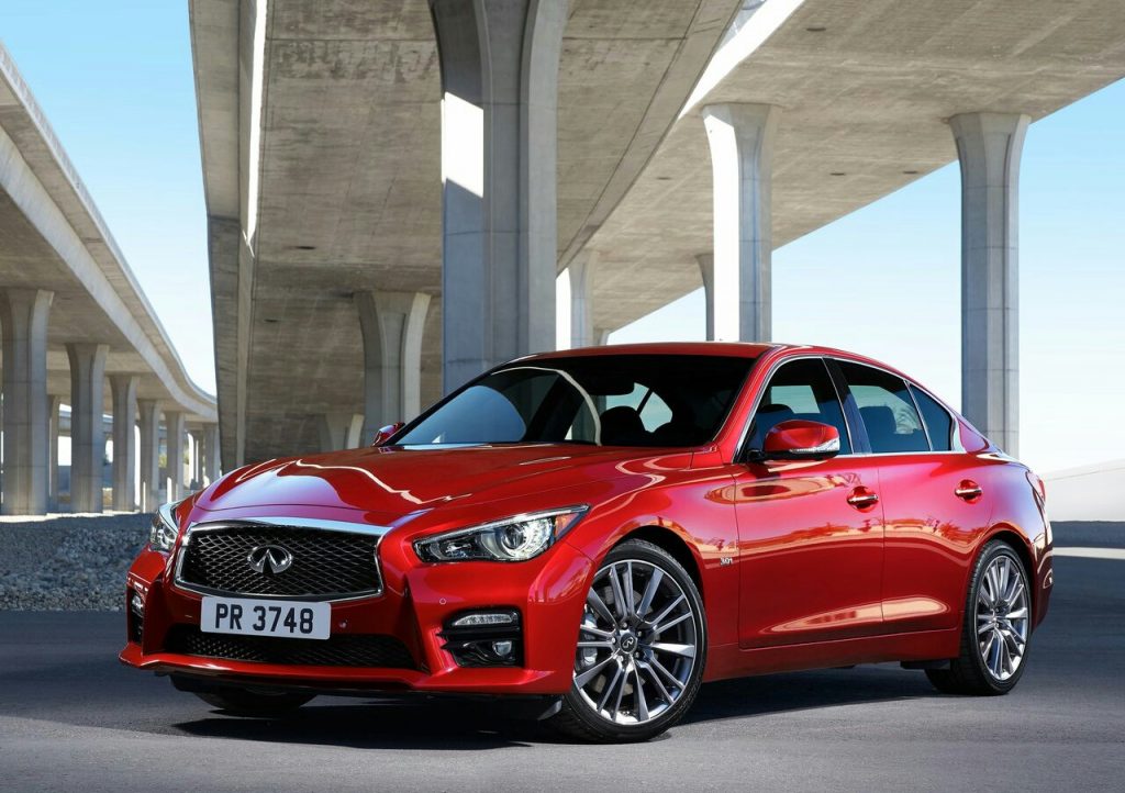 2016 Infiniti Q50 ön üç çeyrek görünümü