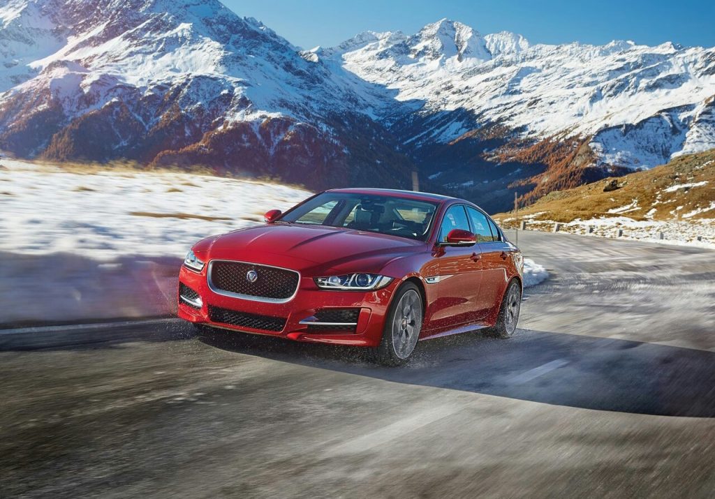 Jaguar XE AWD karlı virajda önden görünüm