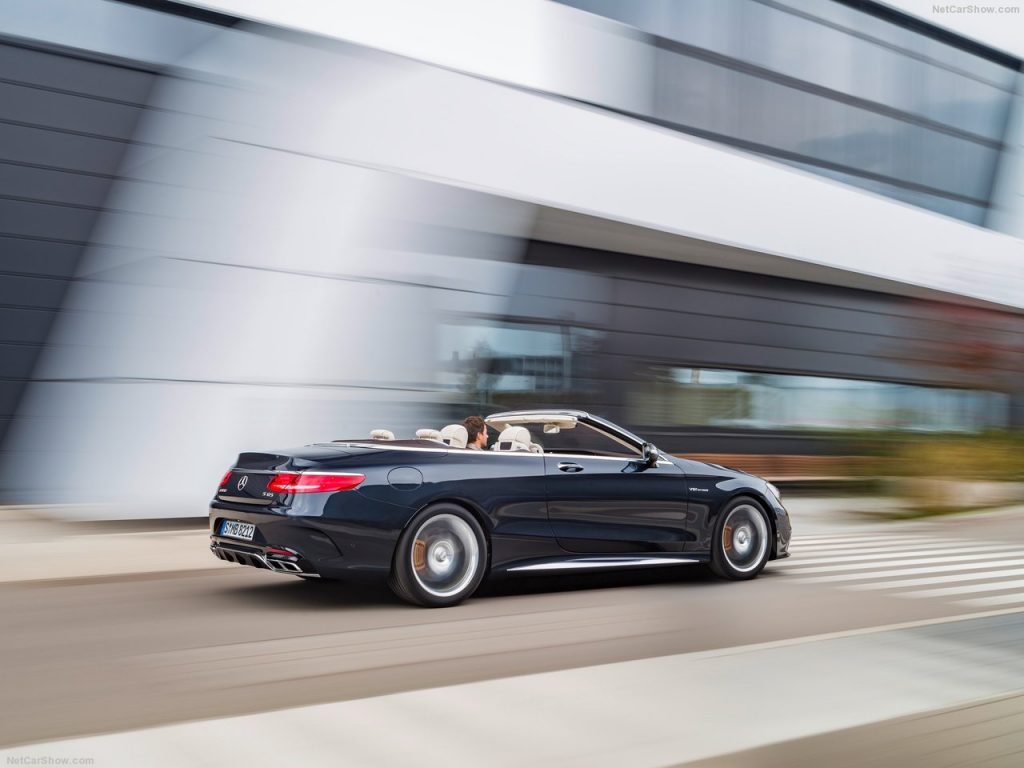 Mercedes-AMG S 65 Cabriolet açık tavanlı hareket görünümü