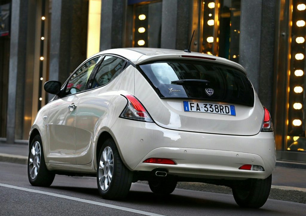 Lancia Ypsilon şehir ortamında arka yan görünüm