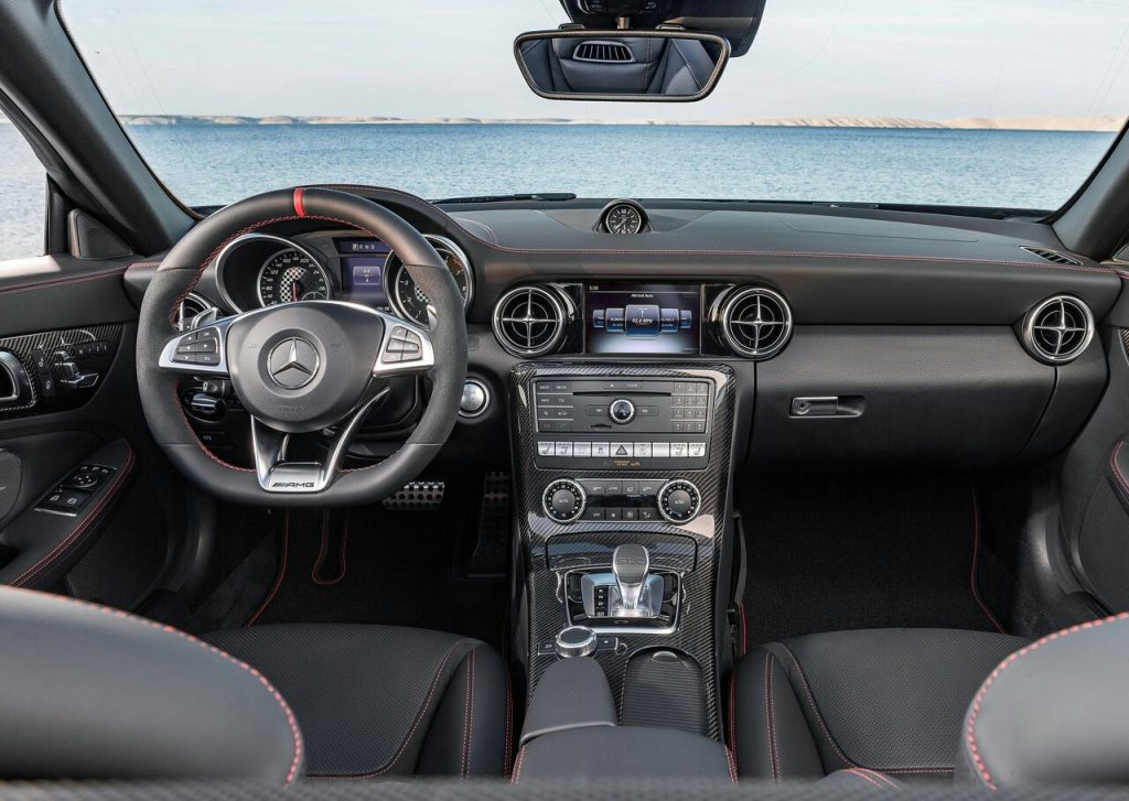 Mercedes-AMG SLC43 kokpit ve gövde detayları