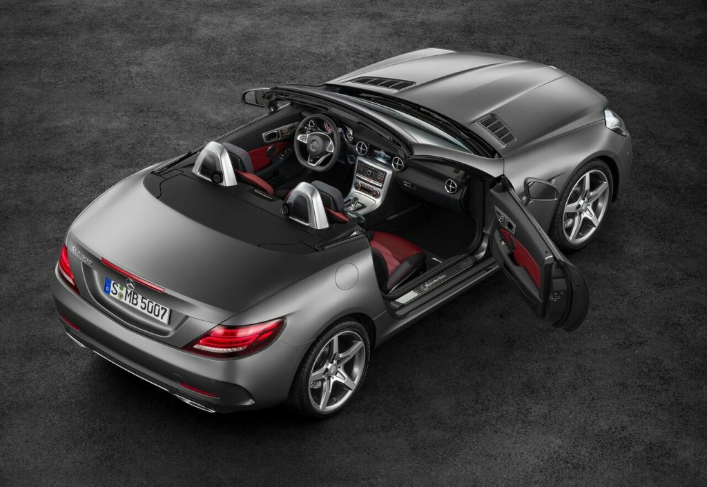 2017 Mercedes-Benz SLC ön üç çeyrek görünümü