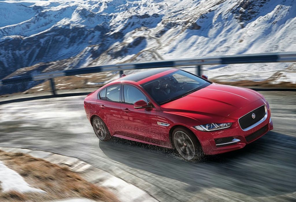 2017 Jaguar XE AWD karlı dağ yolunda önden üç çeyrek görünüm