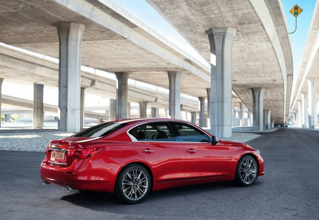 Infiniti Q50 yan profil görünümü