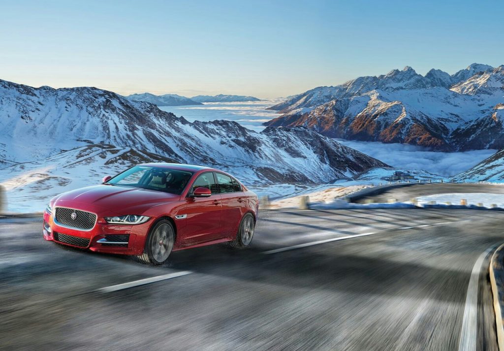 Jaguar XE AWD dağ yolunda ön yan görünüm