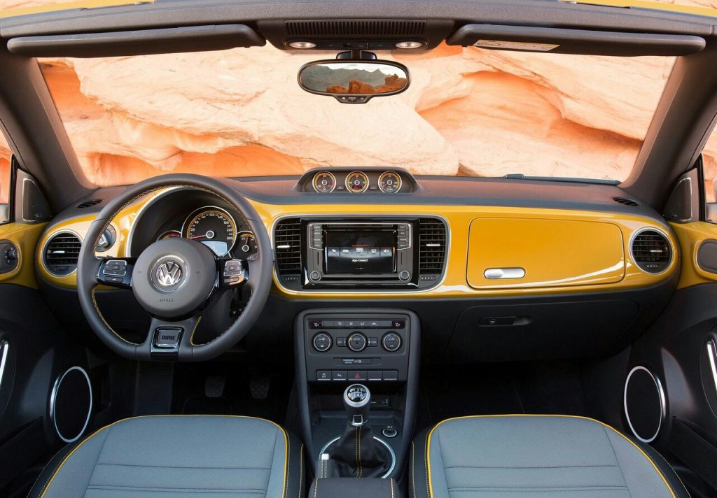 Volkswagen Beetle Dune iç mekan ve manuel vites kolu