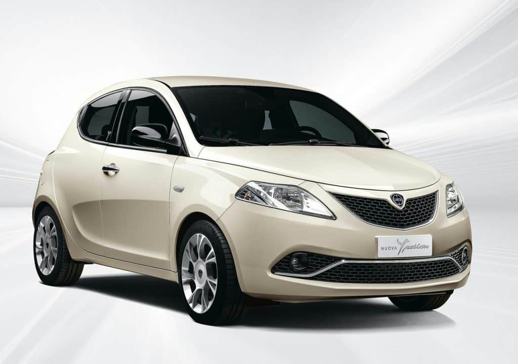 Lancia Ypsilon açık renk gövde ön yan görünüm