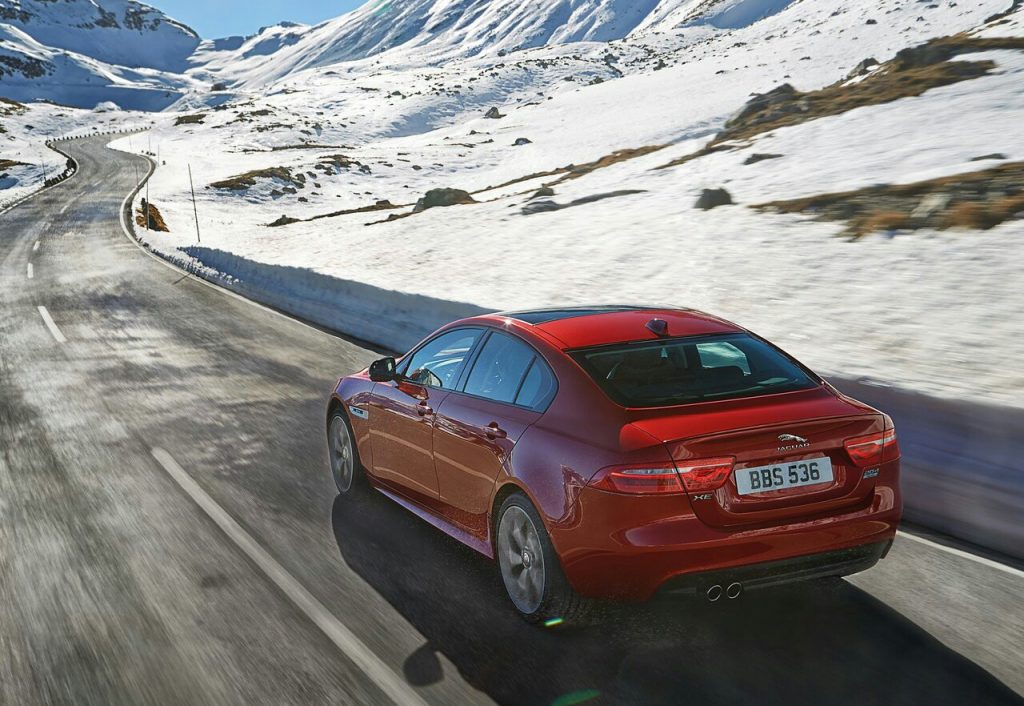 Jaguar XE AWD karlı yolda arkadan üç çeyrek görünüm