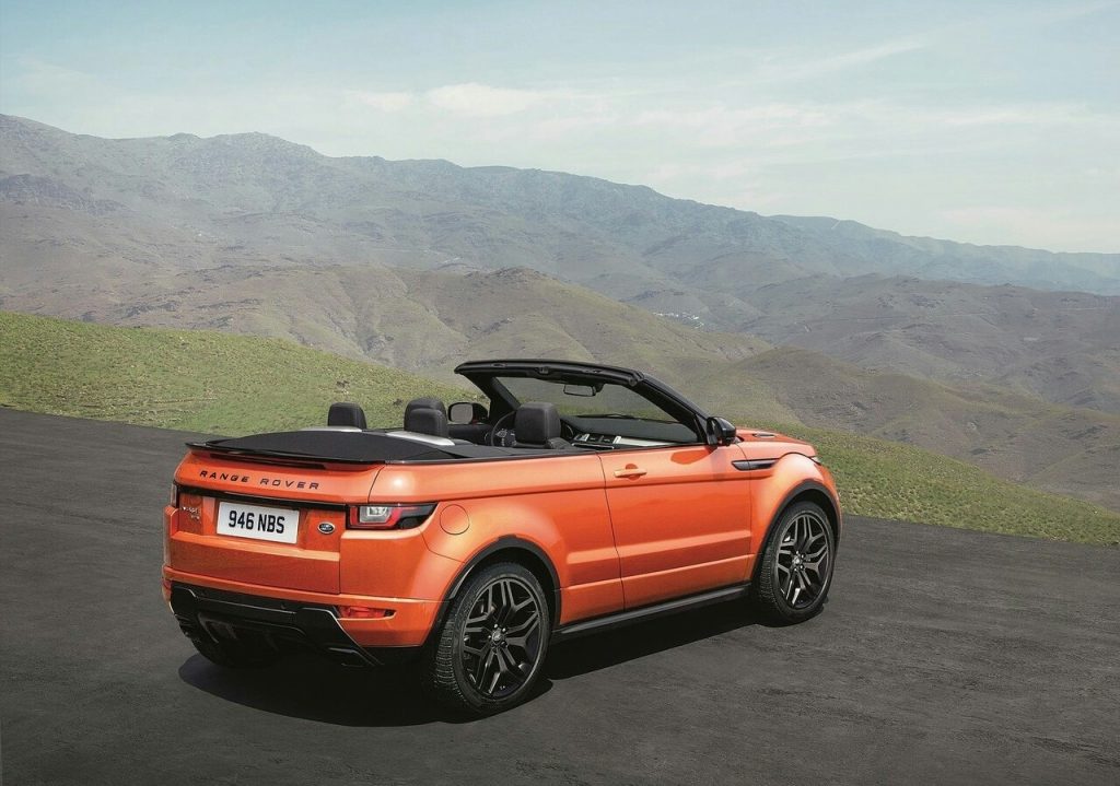 Evoque Cabrio arkadan üç çeyrek açık tavan görünümü