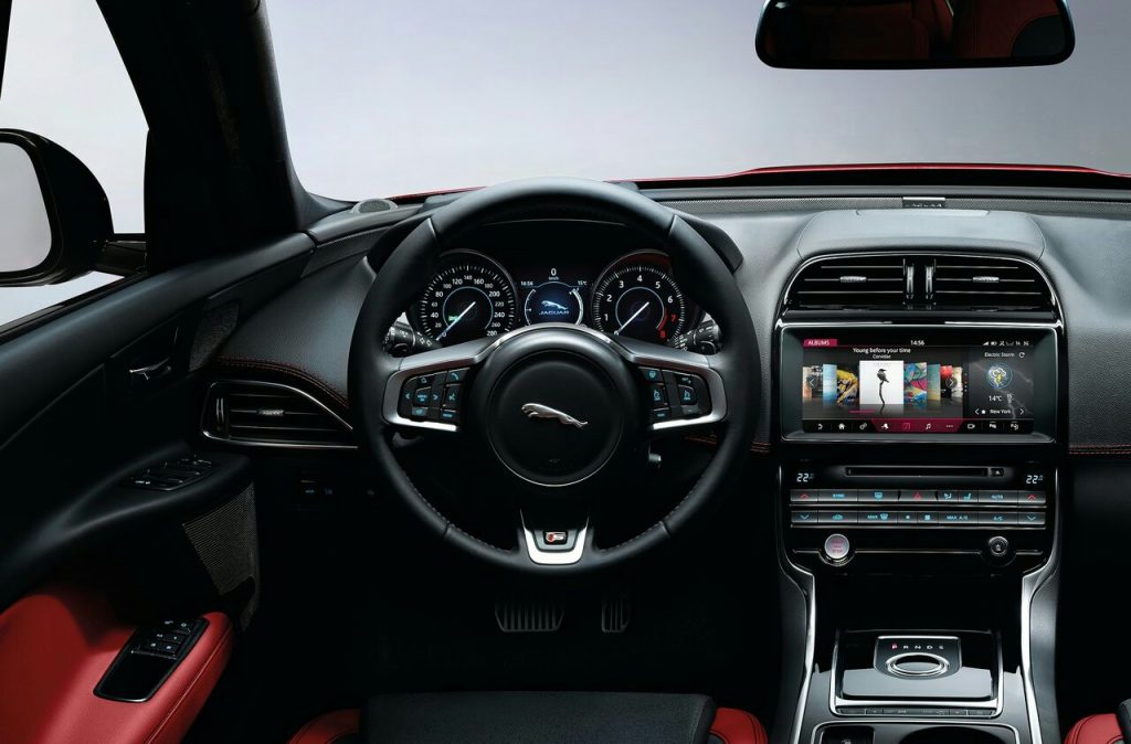 Jaguar XE iç mekan direksiyon ve orta konsol görünümü