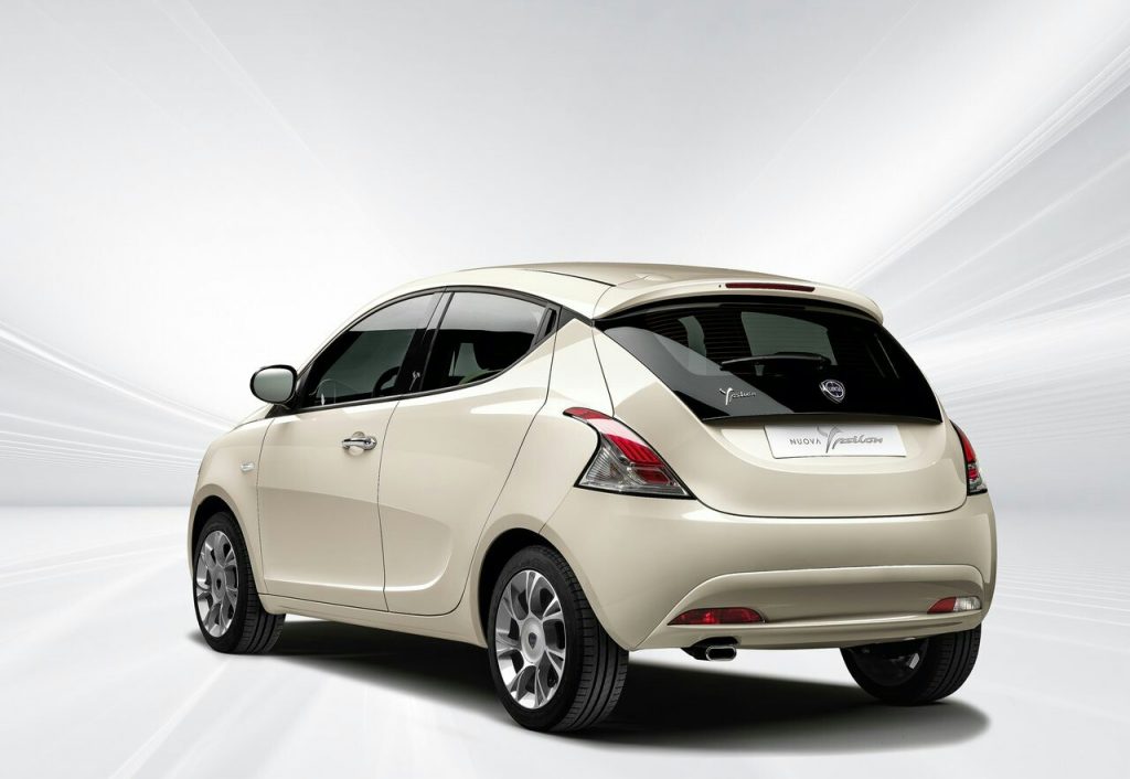 Lancia Ypsilon açık renk gövde arka üç çeyrek görünümü