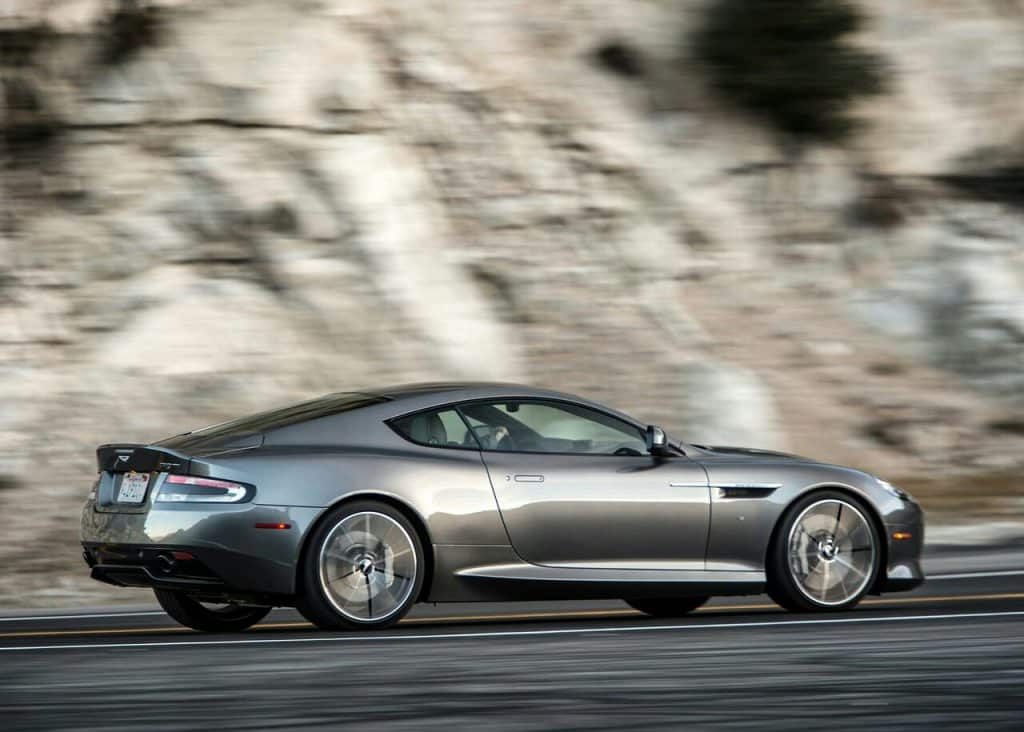 Aston Martin DB9 GT yandan sürüş görünümü