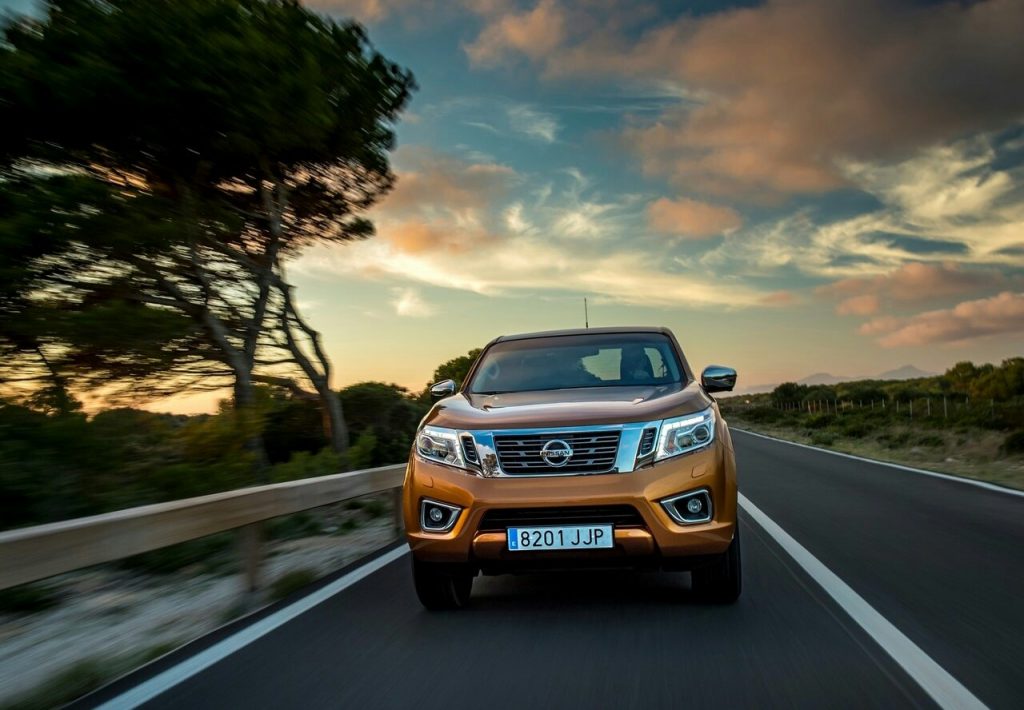 2016 Nissan Navara NP300 önden yol görünümü